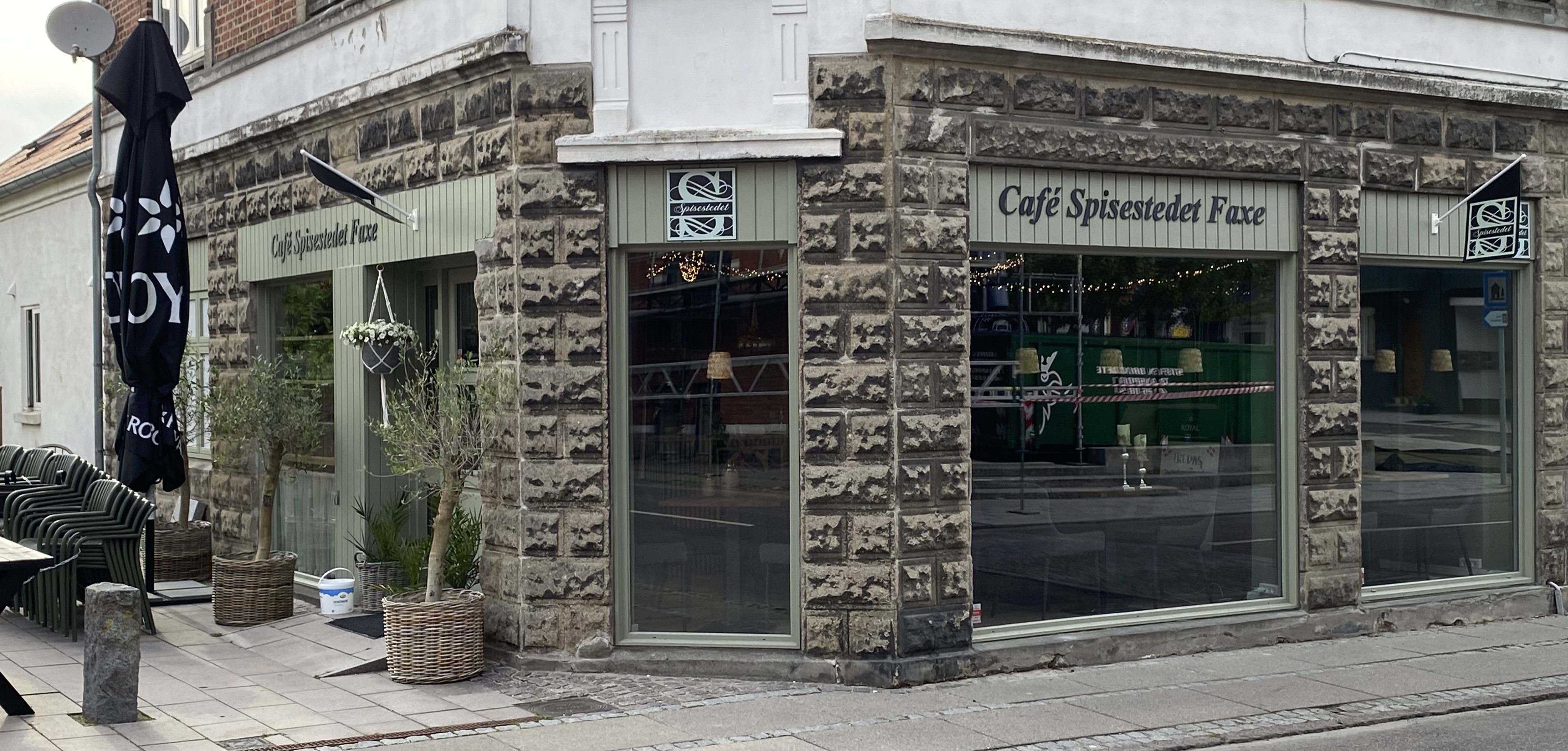 Facaden på Café Spisestedet Faxe med udeservering